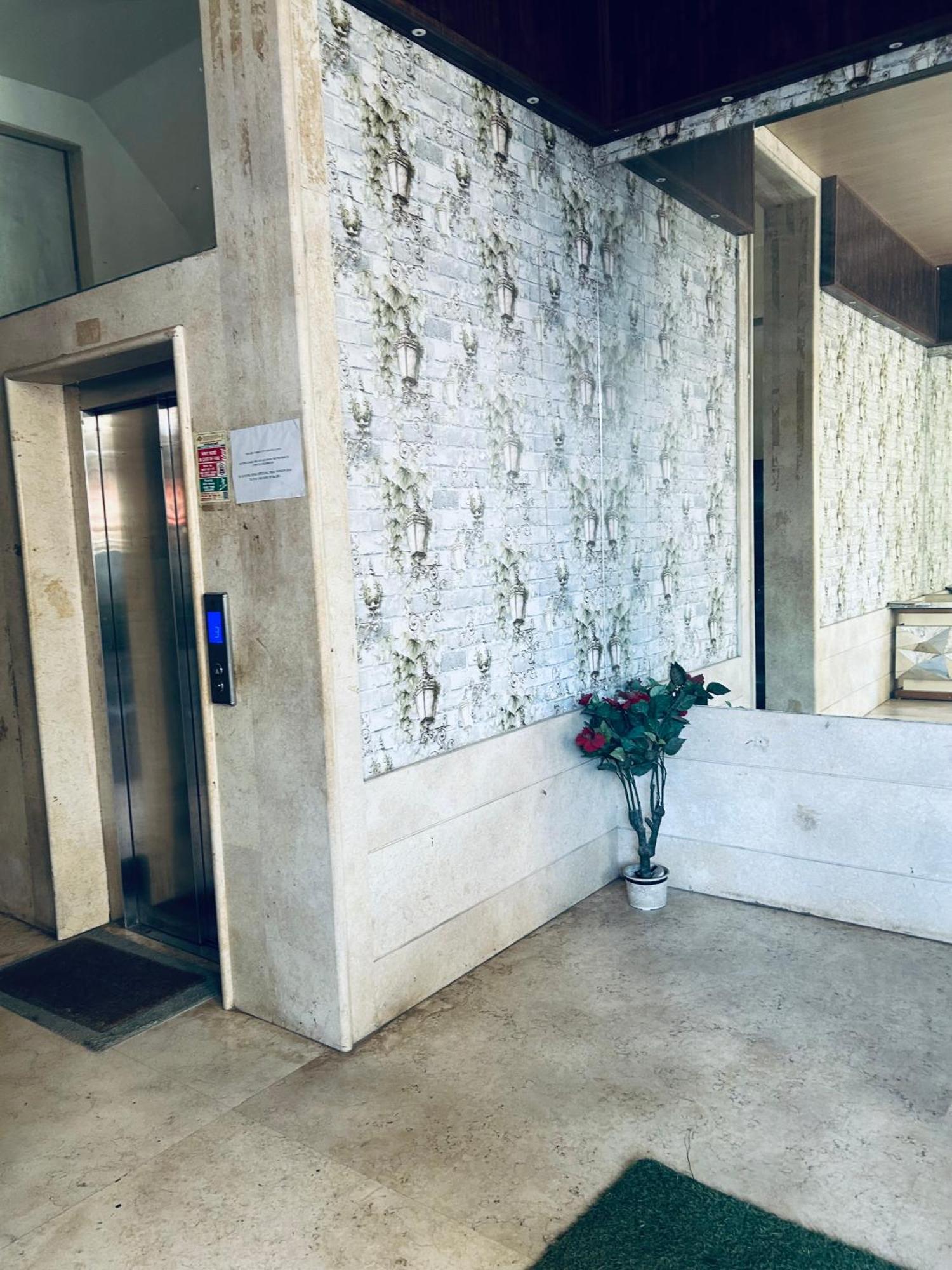 Apartament With A Balcony Near The Sea Bombaj
